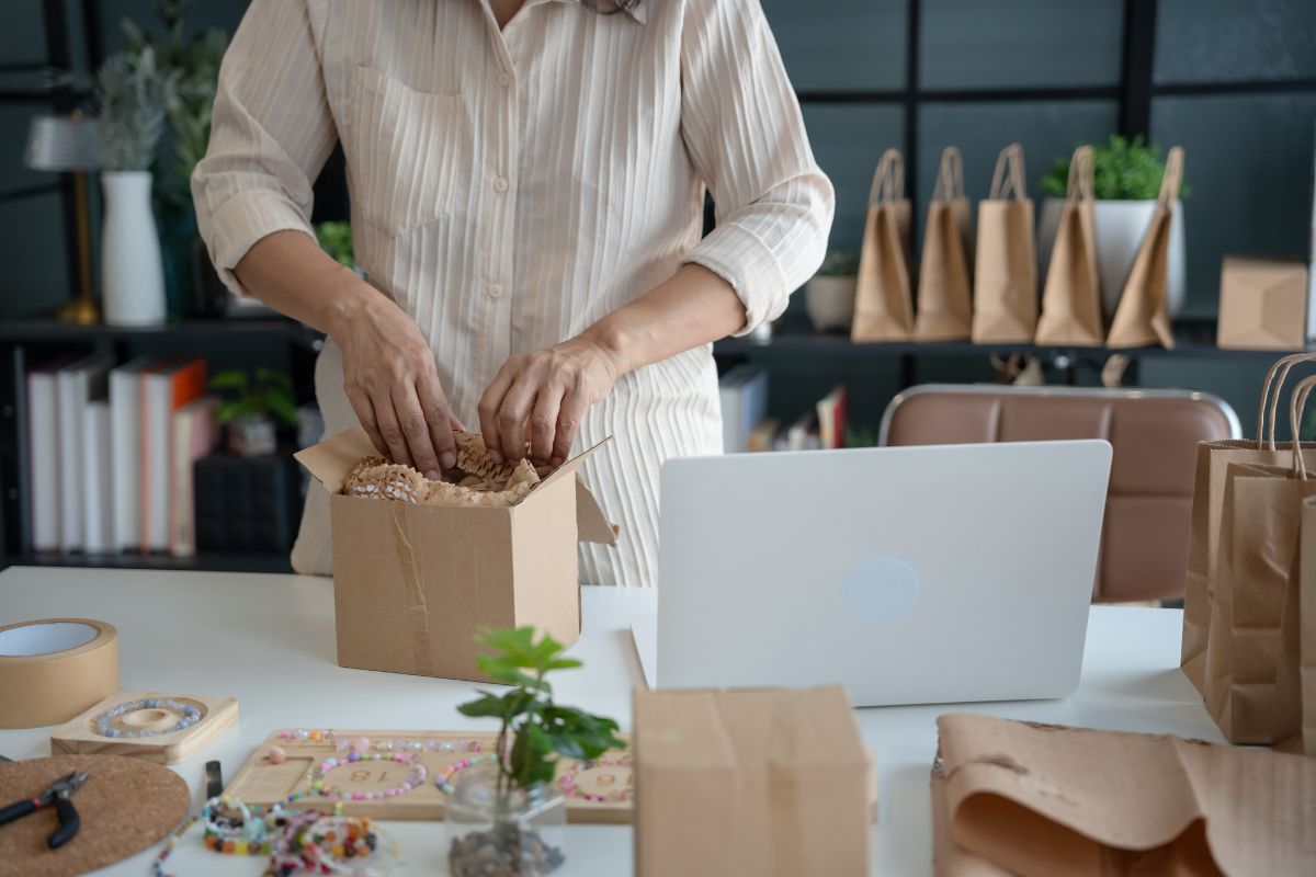 Fulfillment dla e-commerce. Kiedy opłaca się oddać magazyn na zewnątrz?
